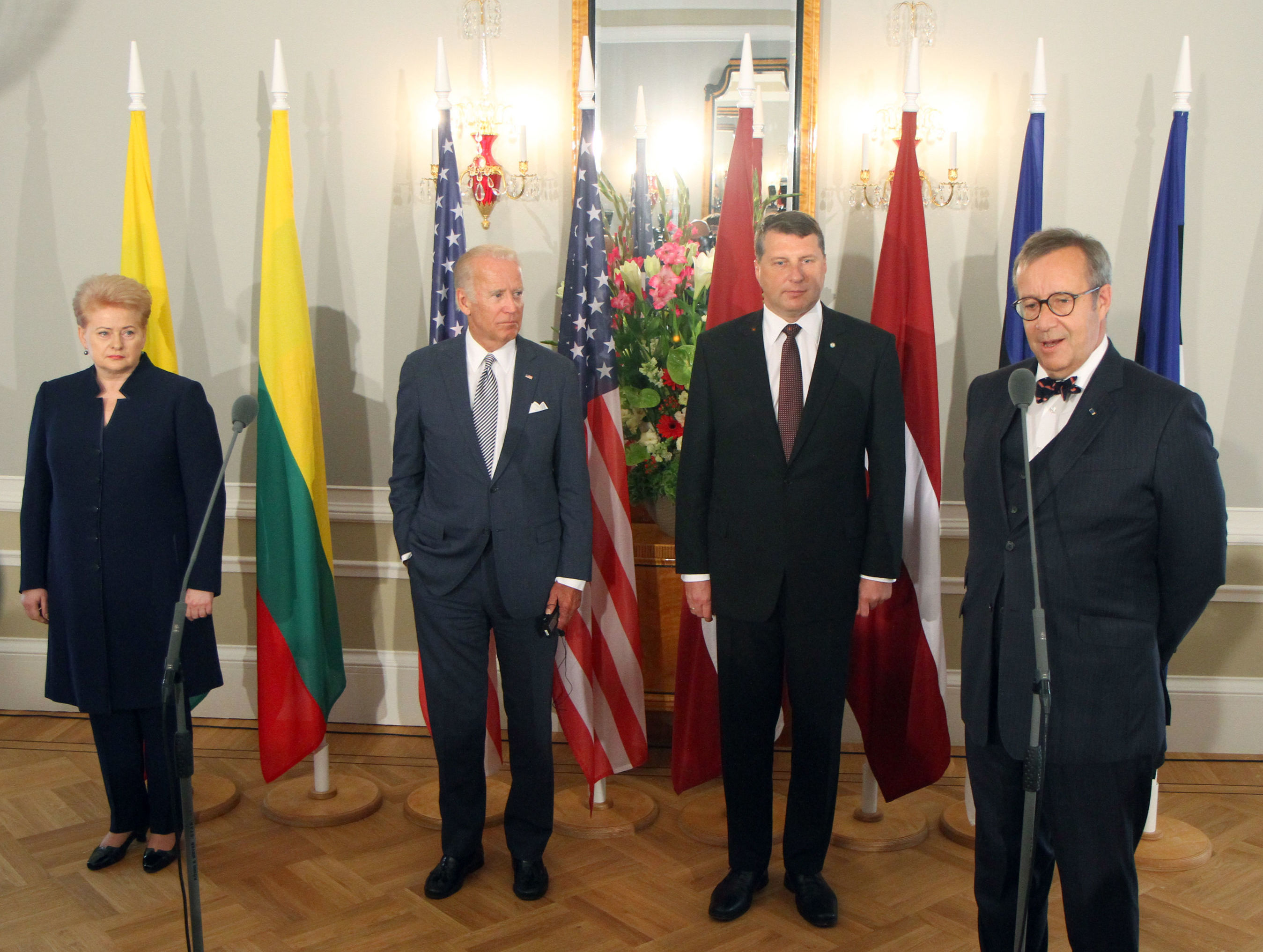Президент Литвы Даля Грибаускайте, вице-президент США Джо Байден, президент Латвии Раймонд Вейонис и президент Эстонии Тоомас Хендрик Ильвес во время совместной пресс-конференции после встречи в Риге, 23 августа 2016 года