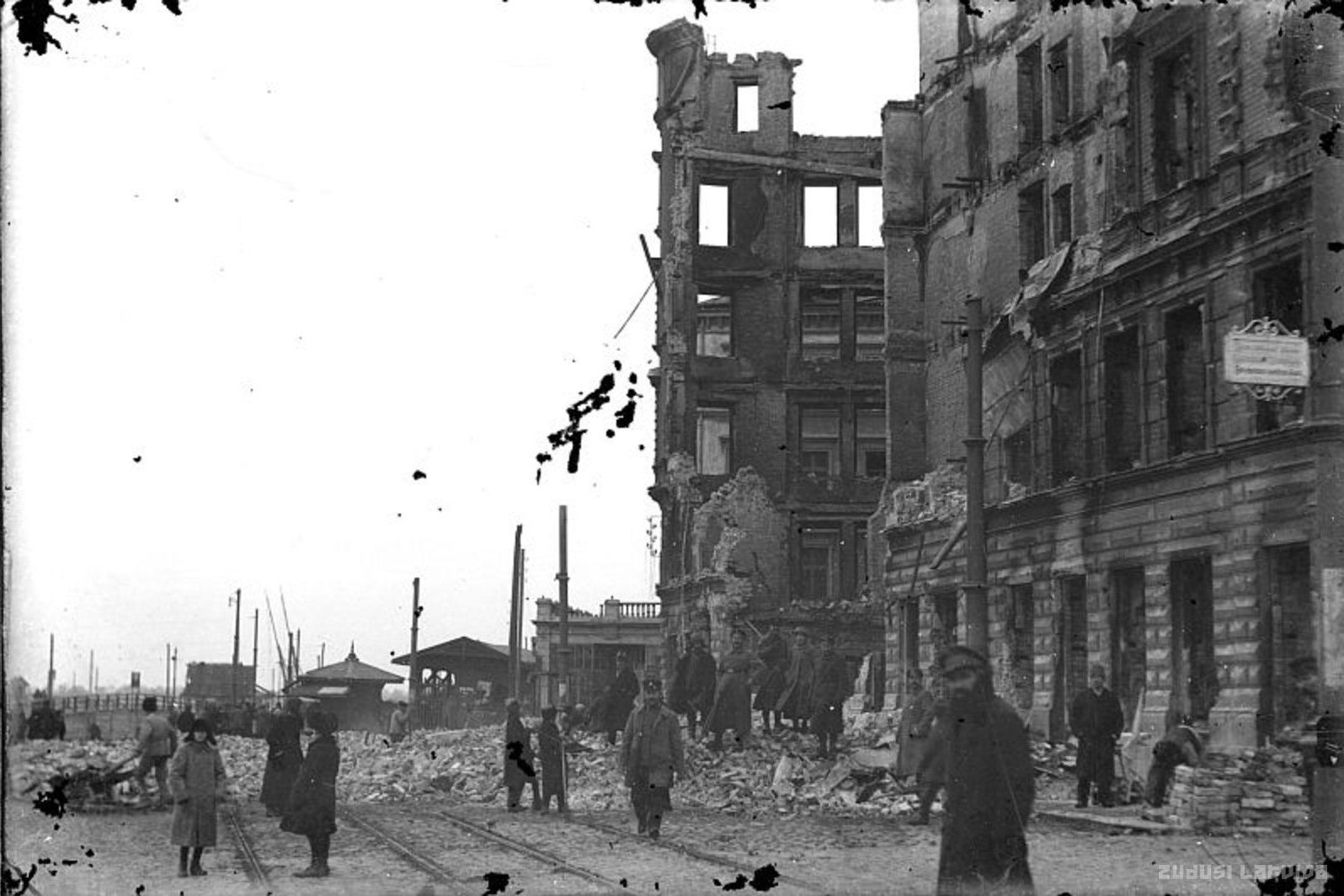 Вид на развалины зданий Рижской набережной после поражения армии Бермонта, 1919 год