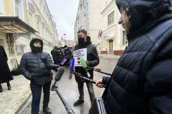 Одиночный пикет Кирилла Вышинского у посольства Латвии в Москве, 26 января 2021