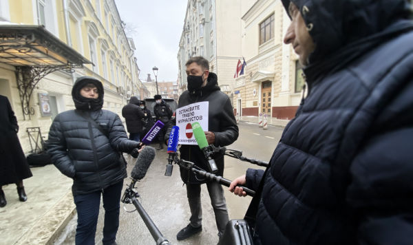 Одиночный пикет Кирилла Вышинского у посольства Латвии в Москве, 26 января 2021