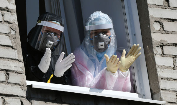 Медицинские сотрудники Федерального Сибирского научно-клинического центра ФМБА России, живущие и работающие в инфекционном госпитале для больных коронавирусной инфекцией COVID-19, смотрят из окна "красной зоны"
