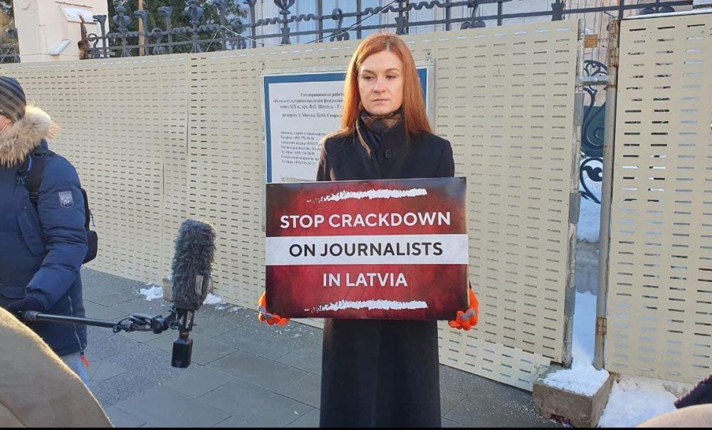 Мария Бутина вышла на одиночный пикет к Дому Приемов МИД против травли работников российских СМИ в Латвии