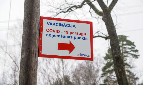 Указатель направления в пункт приема анализов на COVID-19 и вакцинацию в Латвийском центре инфектологии