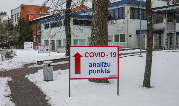 Указатель направления в пункт приема анализов на COVID-19 в Латвийском центре инфектологии