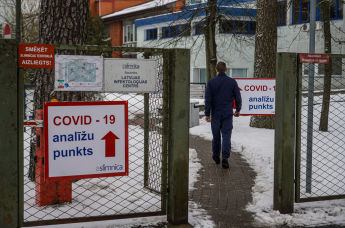 Мужчина направляется в пункт приема тестов на COVID-19 в Латвийском центре инфектологии