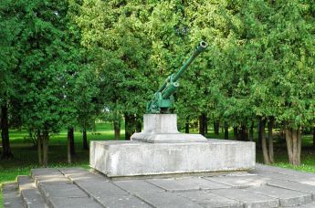 Памятник-пушка в парке по улице Ригас, установленный на братской могиле в Екабпилсе