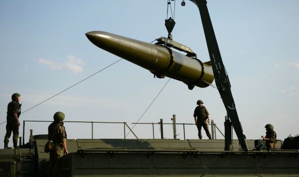 Развёртывание оперативно-тактического ракетного комплекса "Искандер-М" во время показательных выступлений 