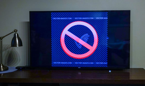 Знак запрета на экране телевизора