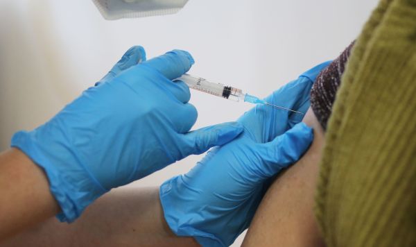 Медсестра делает прививку пациенту от коронавируса вакциной "Спутник-V" ("Гам-КОВИД-Вак") в районной больнице в Волгограде