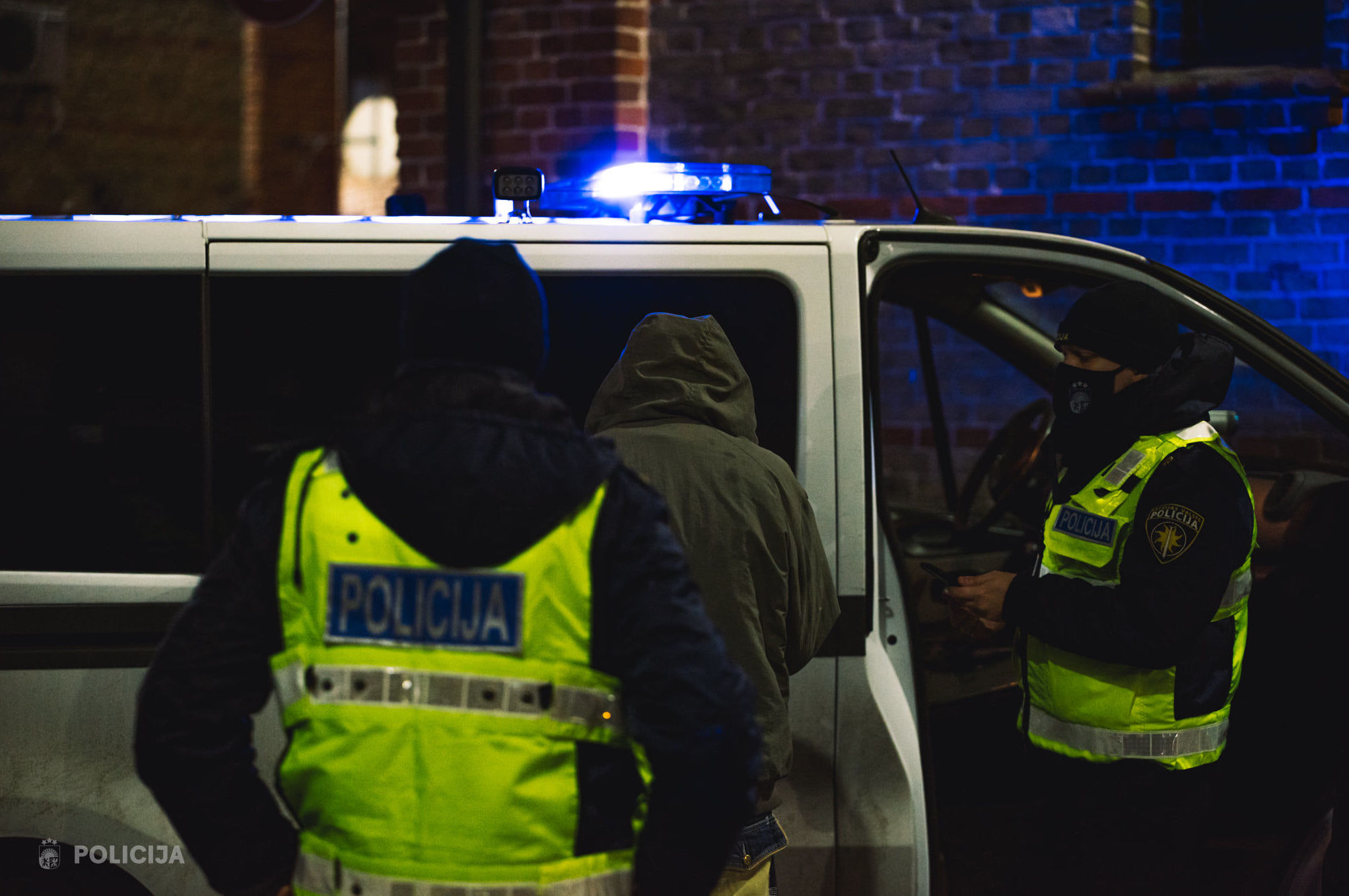 Ночное патрулирование полиции на улицах Риги во время ЧС, 6 февраля 2021