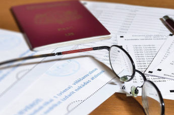 Паспорт, очки и бюллетени 
