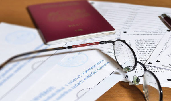 Паспорт, очки и бюллетени 