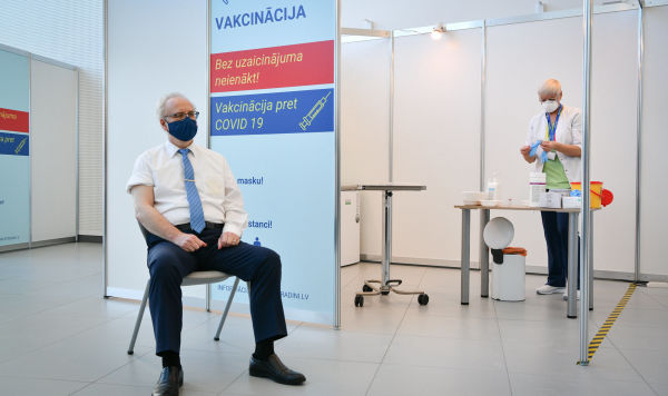Президент Латвии Эгилс Левитс на процедуре вакцинирования от COVID-19