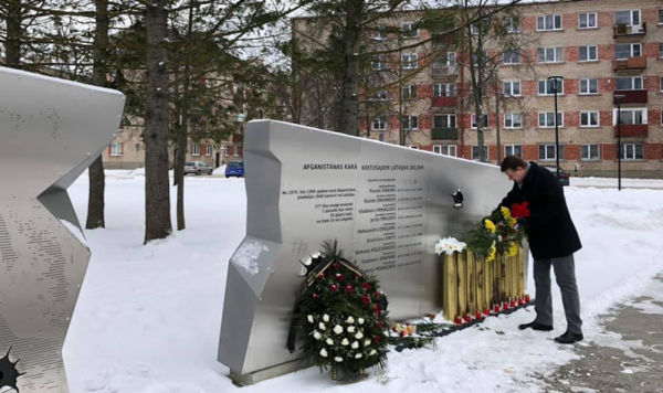 Генеральный консул Российской Федерации в Даугавпилсе Евгений Колесников возложил цветы к памятнику даугавпилчанам, погибшим при выполнении своего интернационального долга, 15 февраля 2021