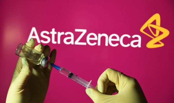 Шприц и ампула на фоне логотипа AstraZeneca