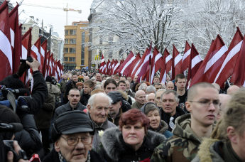 Шествие у памятника Свободы в центре Риги