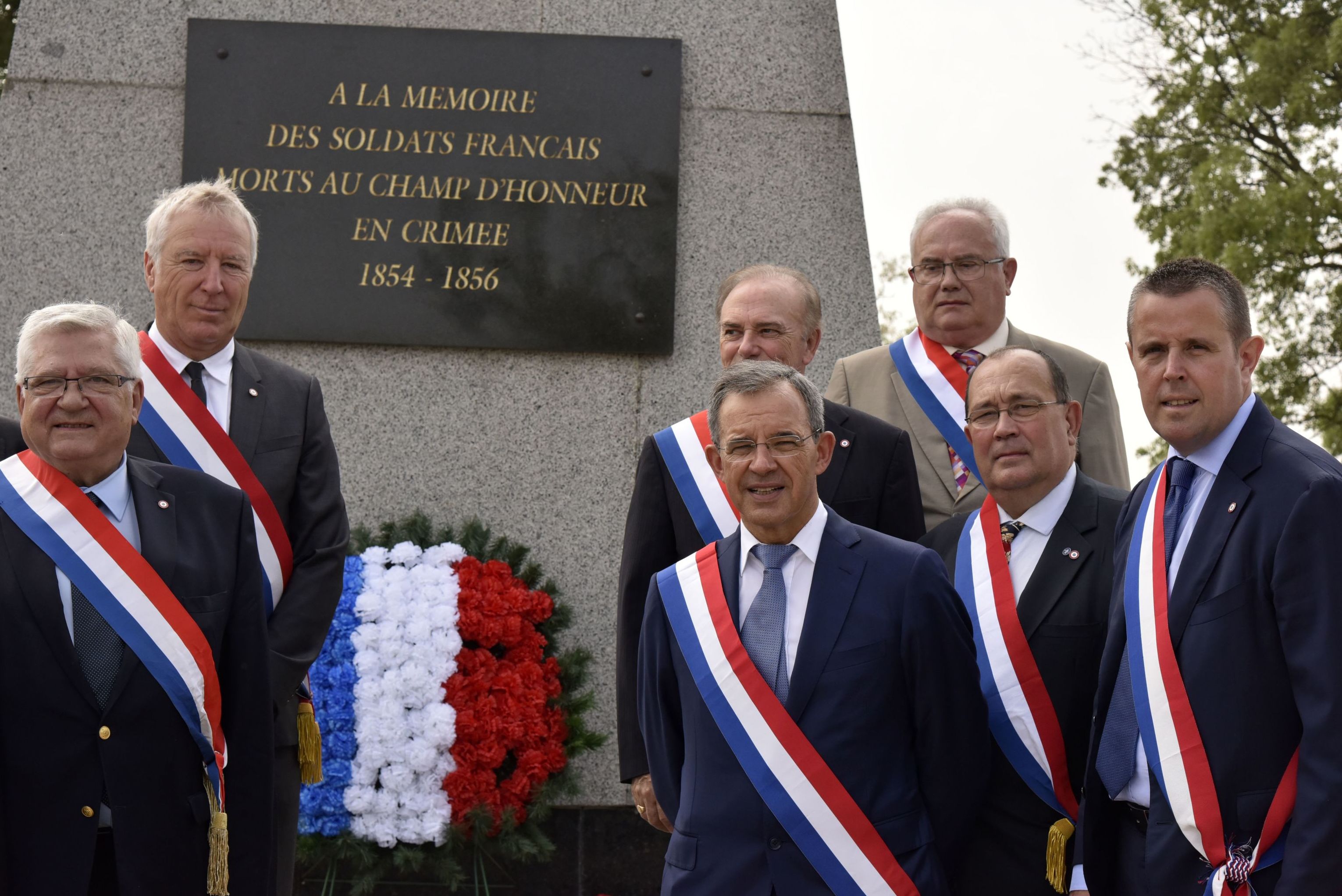 Делегаты парламента Франции у мемориала на французском воинском кладбище в Севастополе. 