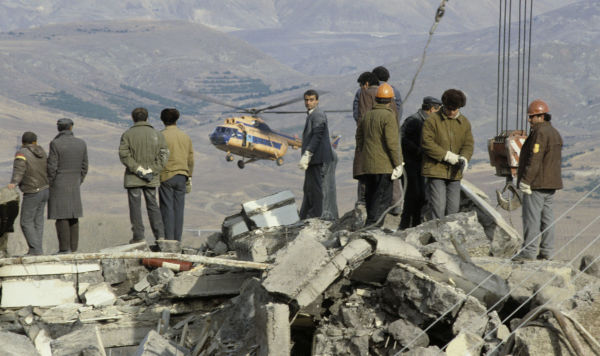 Разбор завалов и эвакуация раненых из районов, пострадавших от землетрясения 7 декабря 1988 года на северо-западе Армянской ССР,  8 декабря 1988 года