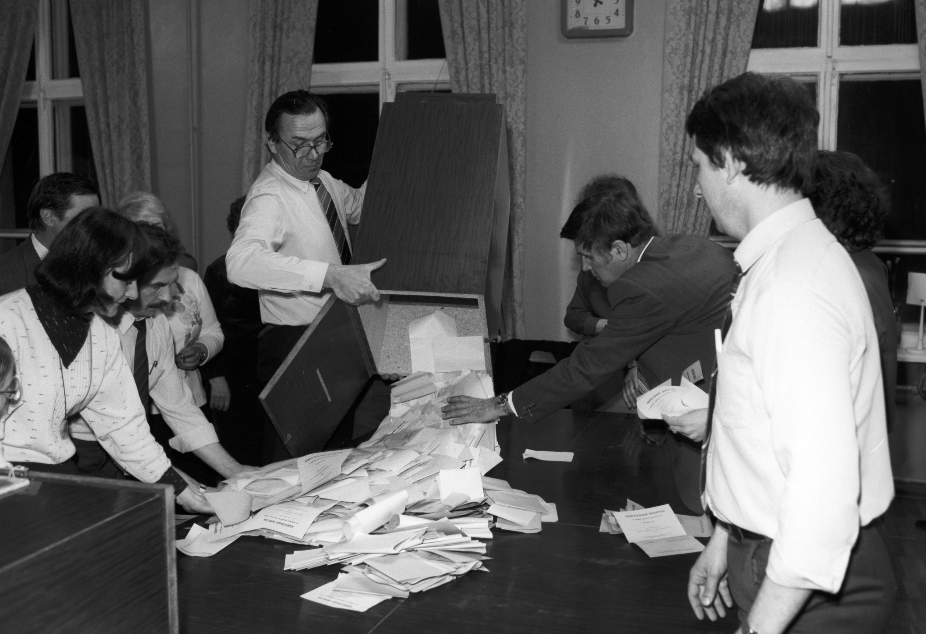 Подсчет голосов на одном из избирательных участков Октябрьского района города Москвы на выборах народных депутатов СССР, 6 марта 1989 года