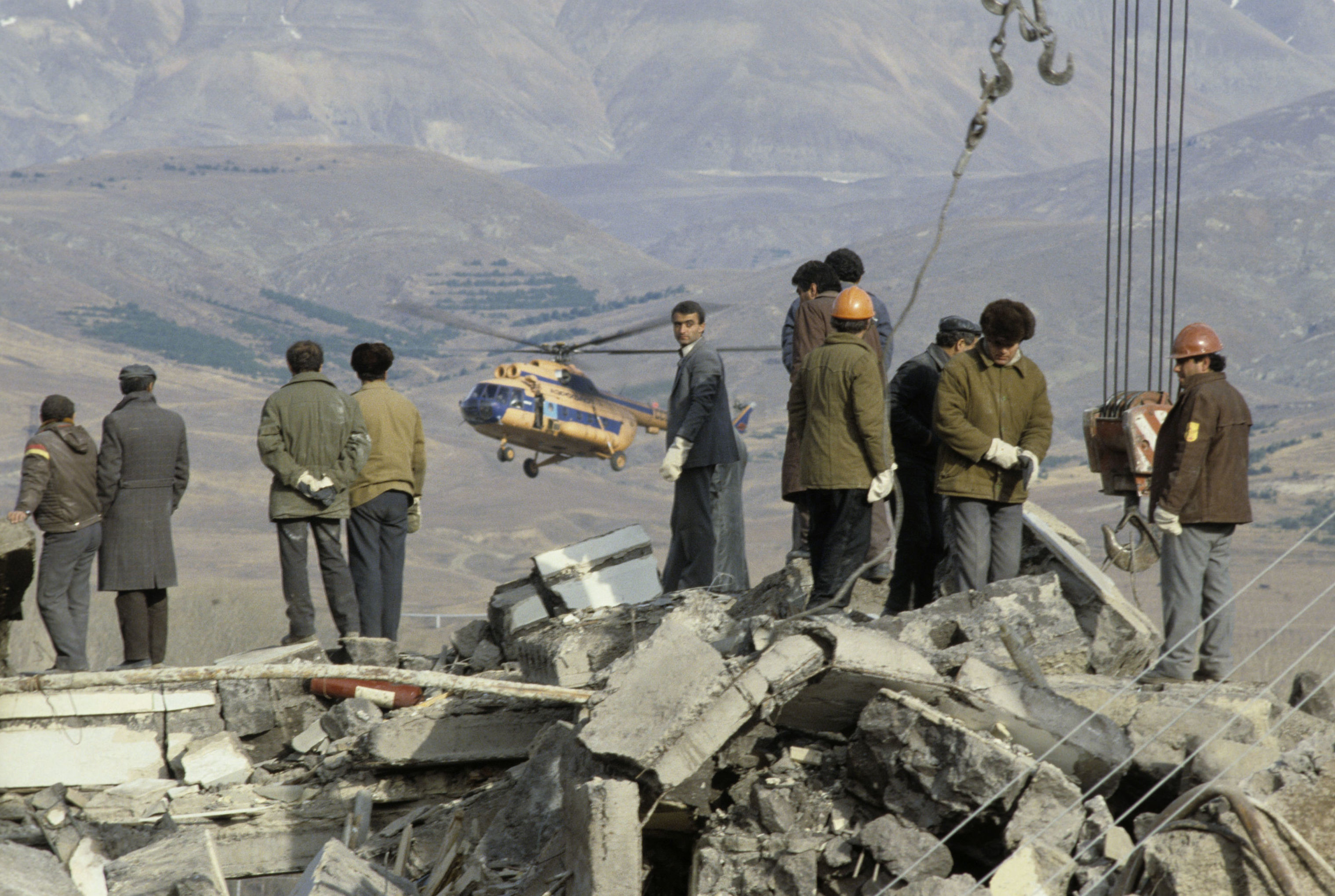 Разбор завалов и эвакуация раненых из районов, пострадавших от землетрясения 7 декабря 1988 года на северо-западе Армянской ССР,  8 декабря 1988 года