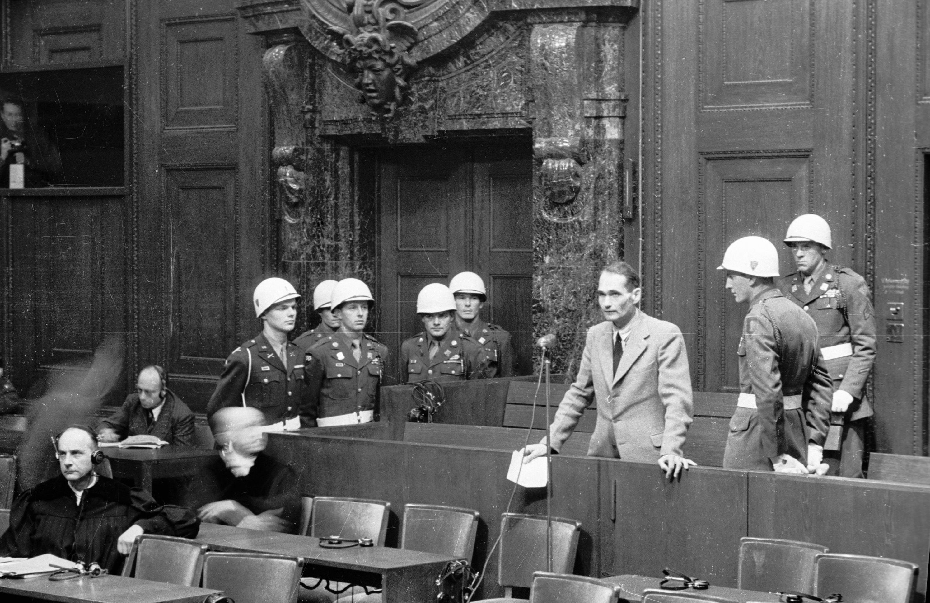 Подсудимый Гесс зачитывает трибуналу свое заявление о том, что он больше не будет симулировать невменяемость, как он делал это ранее. Нюрнбергский процесс.