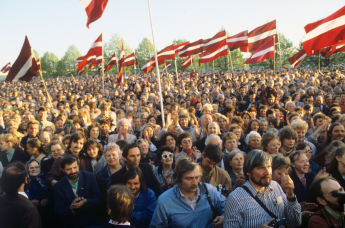 Митинг на берегу Даугавы в поддержку декларации о восстановлении независимости Латвийской Республики, 1990