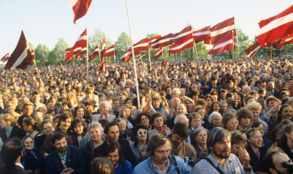 Митинг на берегу Даугавы в поддержку декларации о восстановлении независимости Латвийской Республики, 1990