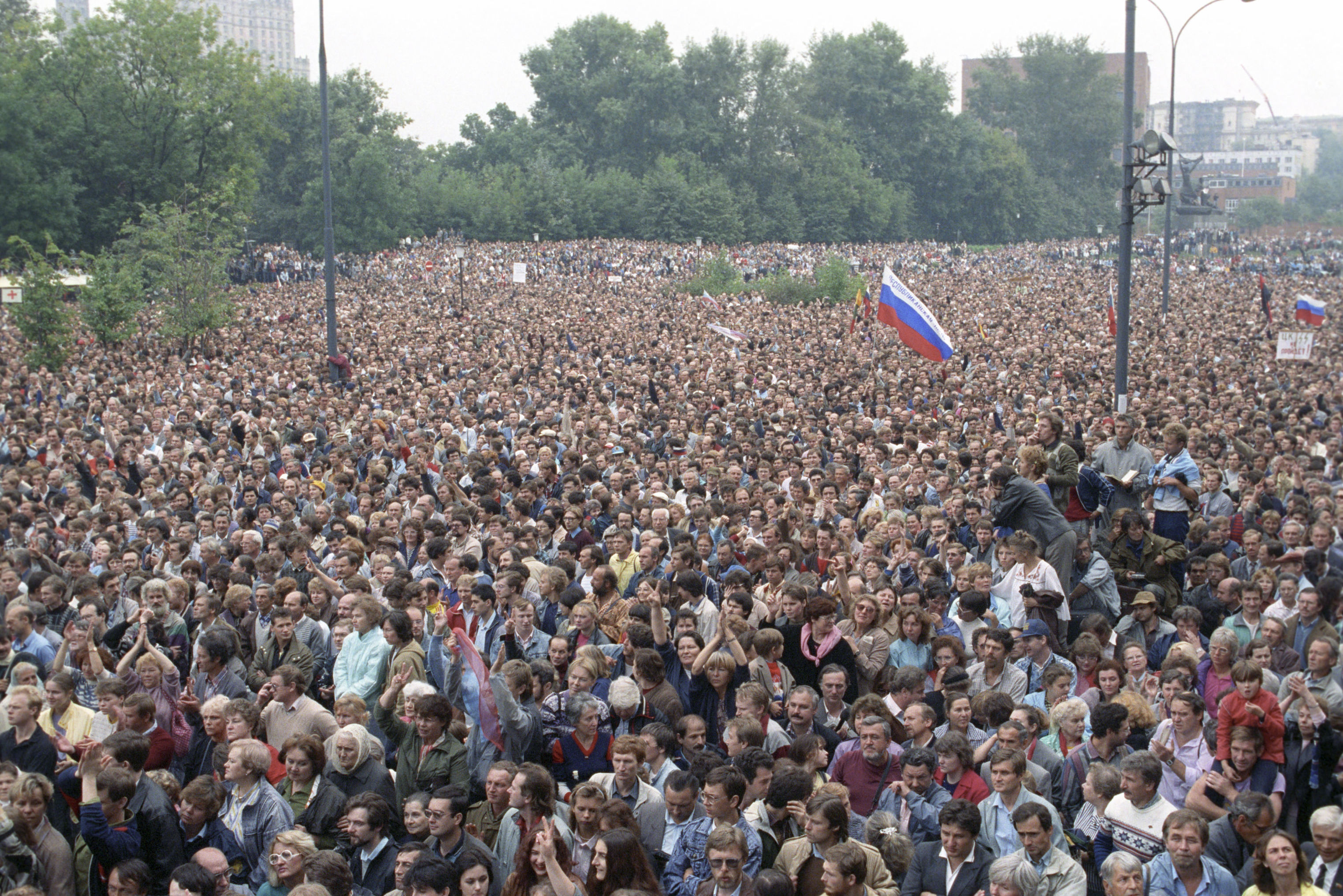 Митинг перед зданием Верховного Совета РСФСР 22 августа 1991 года, прошедший в ознаменование победы демократии. Августовский путч 1991 года.