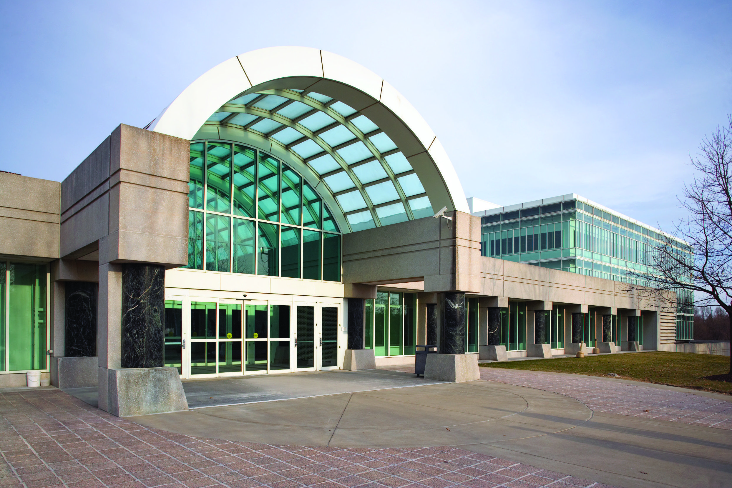 Центральный вход в новое здание штаб-квартиры ЦРУ в Лэнгли, США