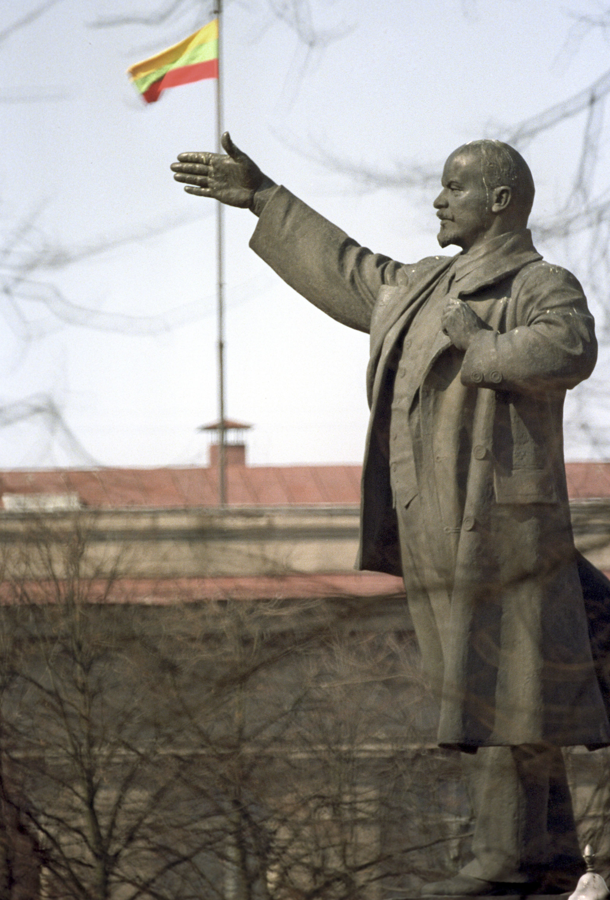 Памятник В.И. Ленину в  Вильнюсе. Архивное фото