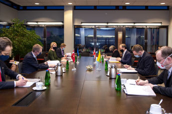 Министры иностранных дел Великобритании Доминик Рааб, Эстонии министр Ева-Мария Лийметс, Латвии Эдгар Ринкевичс и Литвы Габриэлиус Ландсбергис на встрече в Таллине, 10 марта 2021