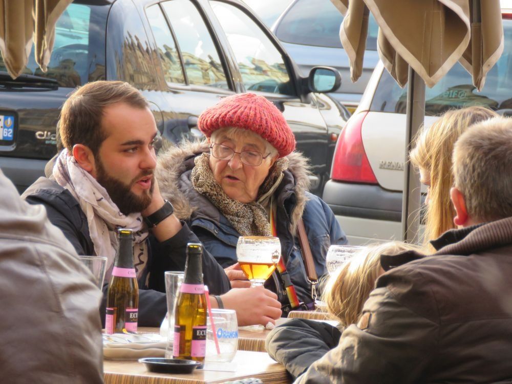 Посетители кафе на площади в Аррасе. Франция.