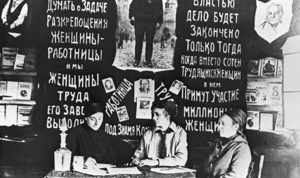 Женский клуб в Ташкенте, в котором велась работа по привлечению женщин к общественному производству, Узбекская ССР, 1925