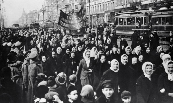 Женщины участвуют в демонстрации, требуя избирательных прав и увеличения пайка семьям солдат, Петроград, 1917
