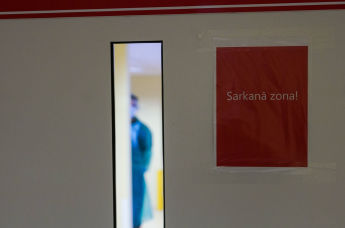 Вход в "красную зону" коронавирусного отделения Даугавпилсской региональной больницы