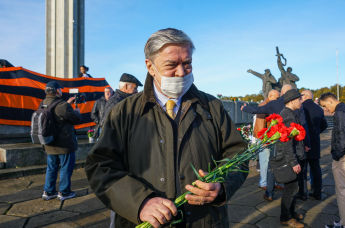  Посол России Евгений Лукьянов возложил цветы к памятнику Освободителям Риги