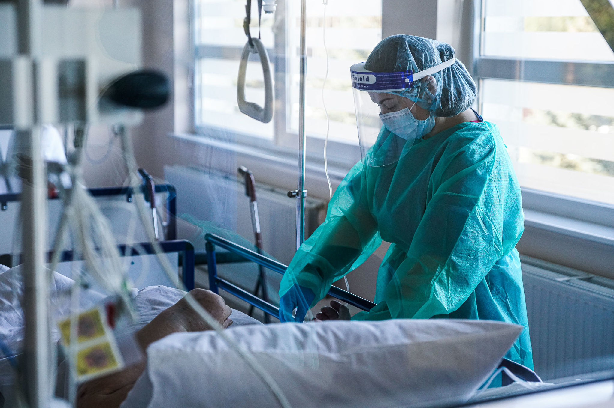 Медсестра оказывает помощь пациенту с COVID-19 в палате интенсивной терапии в коронавирусном отделении Даугавпилсской региональной больницы