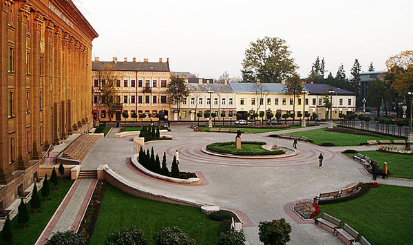 Площадь около старого корпуса Даугавпилсского Университа, архивное фото 