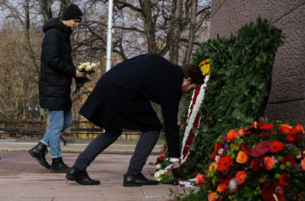 Возложение цветов у Памятника Свободы в Риге в неофициальный День памяти латышских легионеров СС