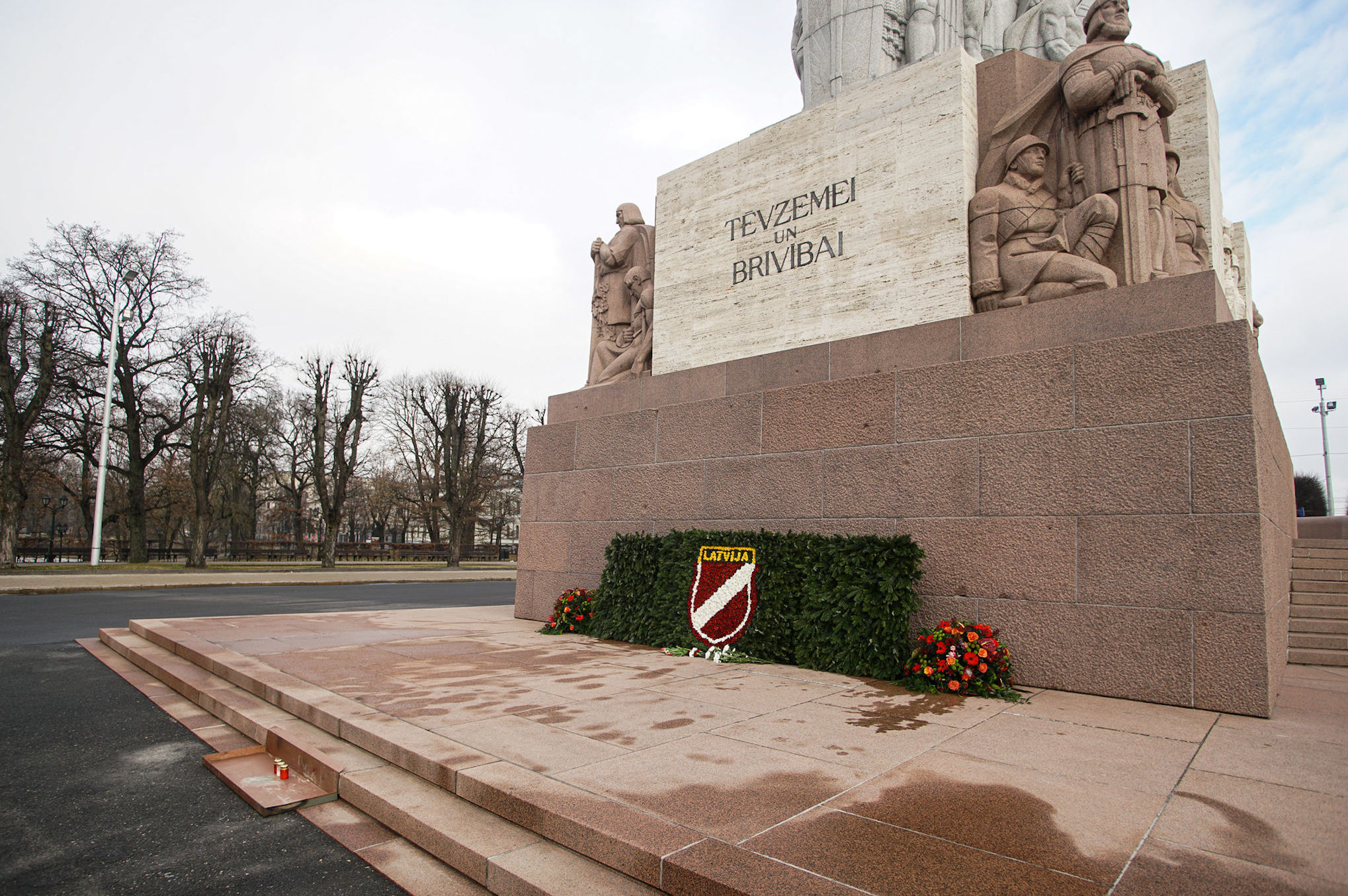 Возложение цветов у памятника Свободы в Риге