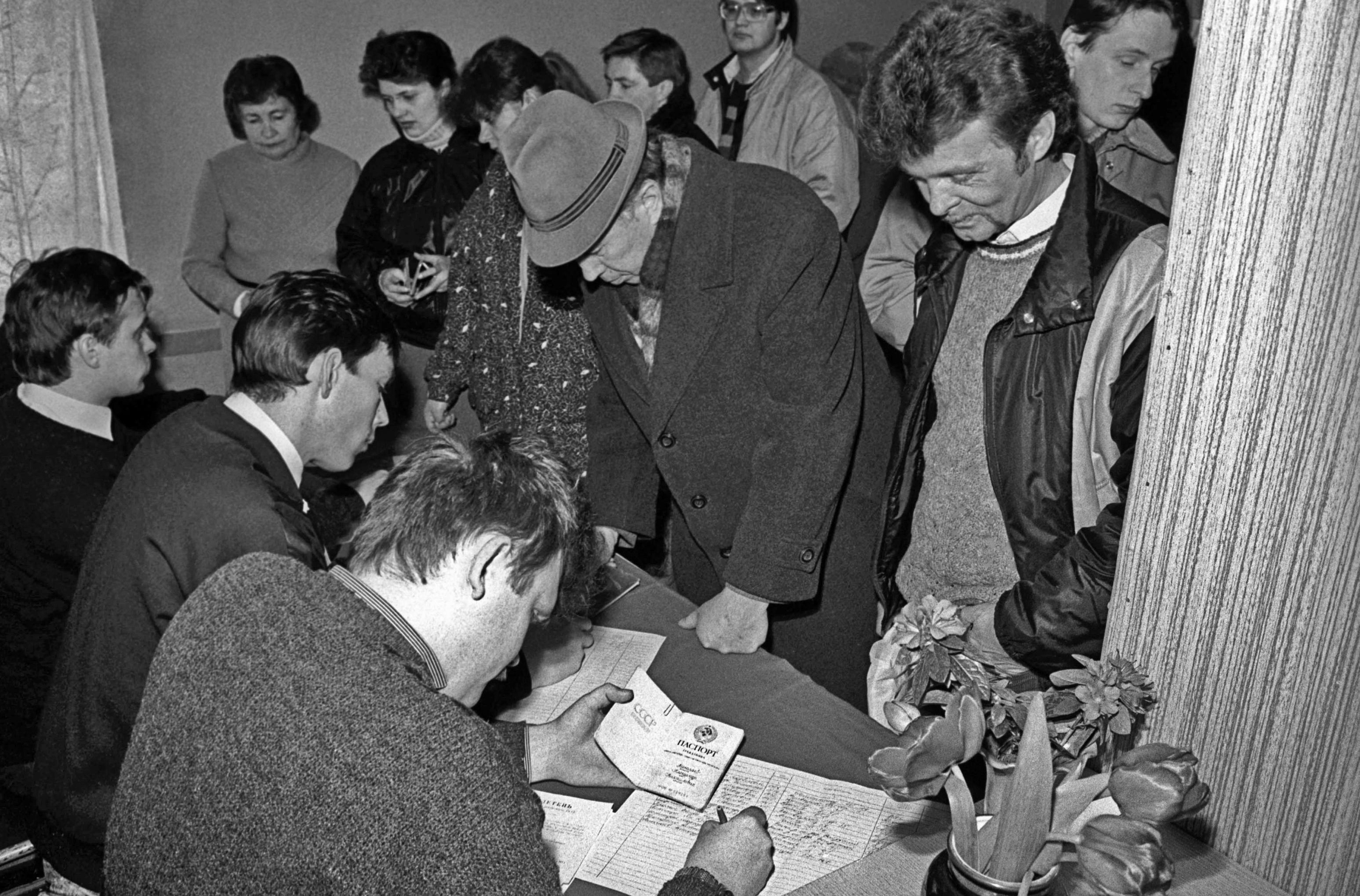 17 марта 1991 года был проведён Всесоюзный референдум по вопросу сохранения Союза Советских Социалистических Республик. Жители литовского города Новый Вильно пришли на избирательный участок в этот день.