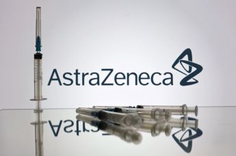 Шприцы на фоне логотипа AstraZeneca