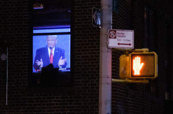 Экран с трансляцией финального раунда дебатов с участием президента США Дональда Трампа и его соперника - кандидата в президенты США от Демократической партии Джо Байдена