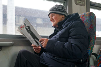 Латвиец читает журнал в поезде
