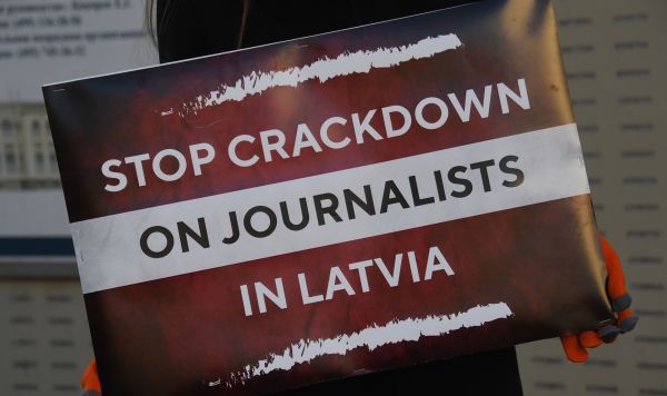 Журналистка и член Общественной палаты Рф Мария Бутина держит плакат во время одиночного пикета против преследования журналистов Baltnews и Sputnik в Латвии перед посольством Латвии в Москве