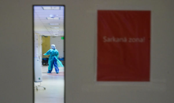 Вход в "красную зону" коронавирусного отделения Даугавпилсской региональной больницы