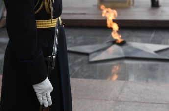 Вечный огонь у Могилы Неизвестного Солдата в Александровском саду в Москве