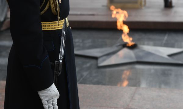 Вечный огонь у Могилы Неизвестного Солдата в Александровском саду в Москве