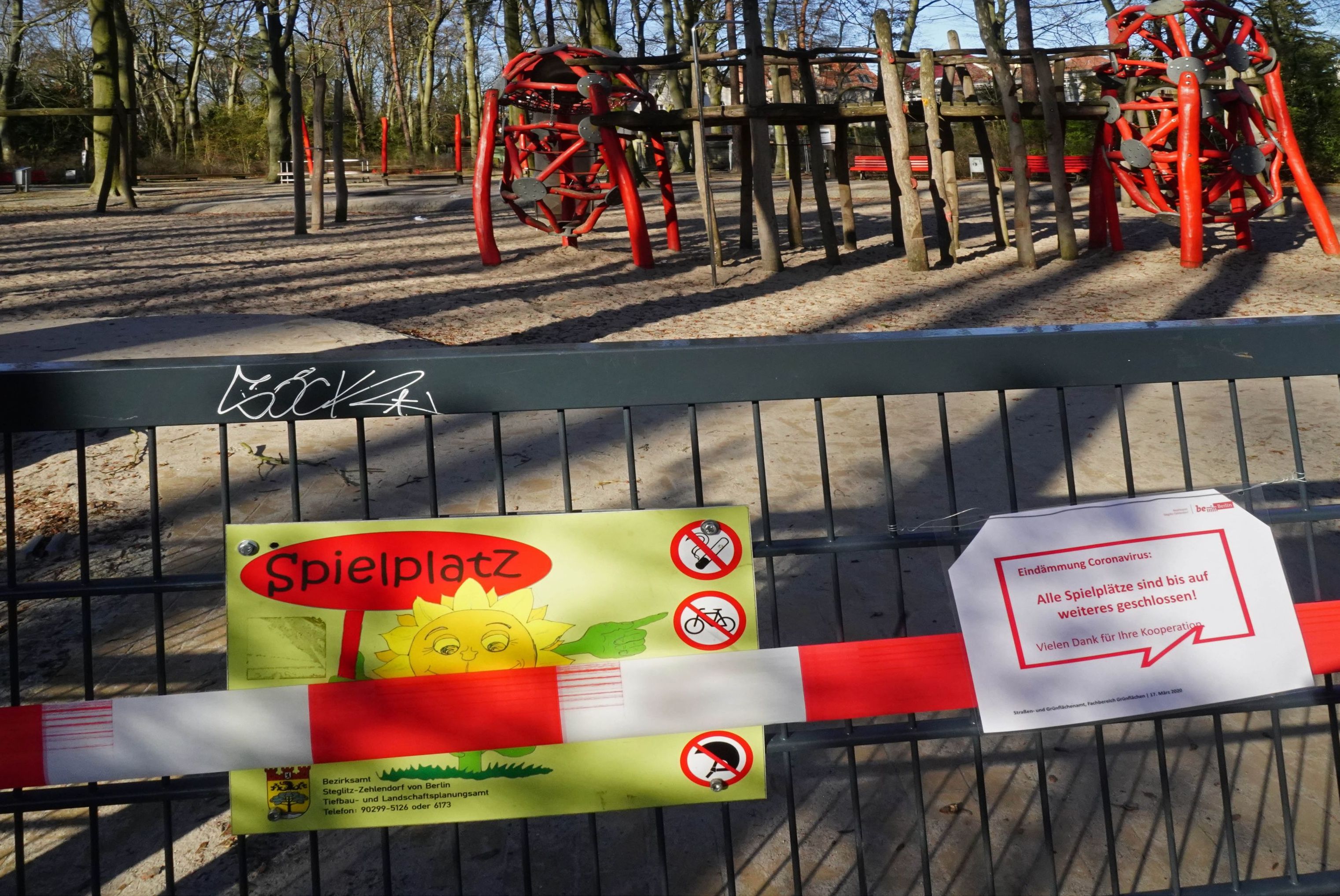Закрытая детская площадка на Потсдамер-Штрассе в Берлине