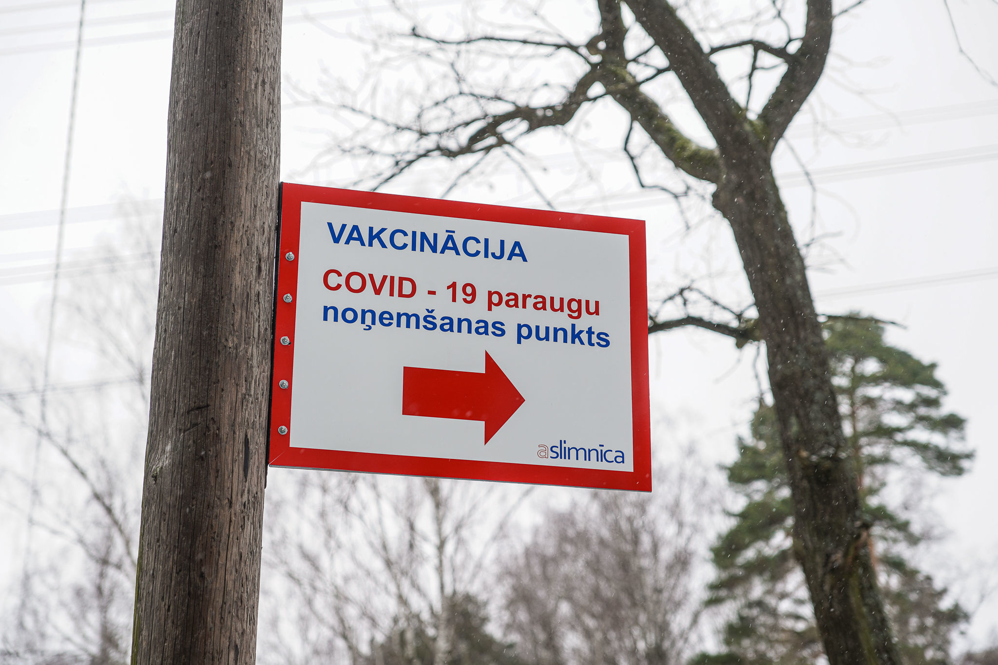 Указатель направления в пункт приема анализов на COVID-19 и вакцинацию в Латвийском центре инфектологии